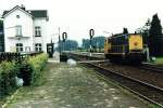 2229 mit Lokzug zwischen Roermond und Venlo auf Bahnhof Swalmen am 26-07-1991.