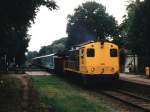 Loks 2202 und 2207 mit Regionalzug Kennemerstrand Expres IJmuiden-Amsterdam der Privatbahn  Lovers  auf Bahnhof Driehuis-Westerveld am 16-8-1996.