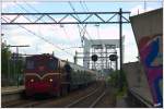 NS 2225 hat am 2. Juni 2012 einige Waggons aus Emmerich am Rhein nach Dordrecht gebracht. Danach ging es nach Rotterdam, wo der Zug wartete auf die Rckfahrt. Hier hat er soeben die Brcke zwischen Dordrecht und Zwijndrecht passiert und durchfhrt nun den Bahnhof von Zwijndrecht.