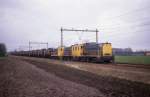 Gleich drei NS Diesellokomotiven der Reihe 22 werden am 15.3.1989 bentigt,  um einen Tankzug bei Borne in Richtung Hengelo zu befrdern.