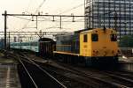 2207 und 2202 mit Kennemerstrand Expres Amsterdam-IJmuiden auf Bahnhof Amsterdam CS am 16-8-1996.