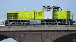 Die Diesellokomotive 2275 102-6 auf Solofahrt, so gesehen Ende August 2022 in Duisburg.