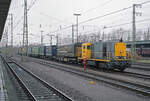 Ankunft des Huckepackzuges (42171 Ede-Wageningen - Köln Eifeltor) am 17.11.1990 in Emmerich, 12.17u., Lok NS 2434.