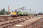NS 2526 mit Zug 55653 (Apeldoorn racc.VAM - Apeldoorn) bei seiner Ankunft in Apeldoorn am 04.07.1989, mit Hausmüllwaggons typ Takkls der fa VAM.