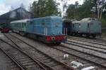  Es ist Samstag 5 September, der Samstag von das 1. volles Wochenende in September und das heisst  Terug-naar-Toen  (Zur�ck ins Damals); das Spektakel bei der Veluwsche Stoomtrein Maatschappij VSM mit jeder Stunde ein Dampfzug zwischen Beekbergen (Bw der VSM) und Apeldoorn und jede 45 Minuten ein Dampfzug nach Loenen und zur�ck. Auch fahren f�nf Dampfz�ge zwischen Loenen und Dieren, wo Anschluss ans NS netz besteht. In Loenen wird vom Dampfzug nach Beekbergen aus am 5 September 2026 ex-NS 2412 mit Plan-D Reisewagen fotografiert. Beim Lieferung wurden die 2401-2413 in blau/t�rkis geliefert f�r geplante Eins�tze in Reiseverkehr mit die etwas heller t�rkis gefarbene Reisewagen Plan-D und Plan-K. In 1956 wurden die Planen ge�ndert und alle 2400er in G�terzugdiensten eingesetzt -und bekamen eine braune Farbe f�r G�terzugloks bevor die Dieselloks in  die 1970er gelb-grau wurden. Die 2412 ist t�rkis-blau, braun,gelb-grau und hellgrau von die VFLI in Frankreich gewesen bevor die VSM die 2412  kaufte und wieder in Ursprungslackierung zur�cksetzen liess.