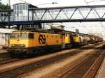 Drei Lokomotive (1307 + 6464 + 6458) mit Güterzug 54500 Arnhem-Kijfhoek auf Bahnhof Arnhem am 15-5-1997.