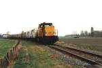 Eine historische Aufnahme: Lok 6451 zieht ein Gterzug mit Kartoffeln von Stiens nach Leeuwarden in die Nhe von Jelsum (03-01-1992).