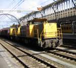 Railion 6439 'Geert' und 6426 'Niko' fahren mit einem Gterzug durch Utrecht CS am 9.