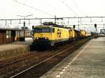 1315 und 6426 mit Gterzug 55350 Roosendaal-Kijfhoek auf Bahnhof Lage Zwaluwe am 14-4-1992.