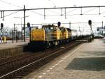 6437 und 6418 mit Gterzug 55362 Roosendaal-Kijfhoek auf Bahnhof Lage Zwaluwe am 14-04-1992. Bild und scan: Date Jan de Vries.