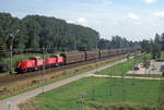 Railion 6520 und 6513 mit Opel - Logistikzug 47108 (Bochum Langendreer - Antwerpen DS Oorderen) bei Duiven, 17.08.2001. Scanbild 8390, Fujichrome100.