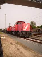 Die 6517 und die 6473 warten am bahnhof Steenwijk mit einem militair zug, 20-05-2009
