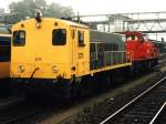 NS-gelb und Railion-rot (damals NS Cargo): 2215 und 6514 mit Lokzug auf Bahnhof Arnheim am 6-11-1995. Bild und scan: Date Jan de Vries.