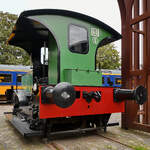 1929 bei der Berliner Maschinenbau A.G. in Berlin gebaut, war die Diesellokomotive 103 zusammen mit 50 weiteren Exemplaren dieser  Ziegenb�rte (Goatees)  genannte Bauart in den 1930er Jahren als kosteng�nstigere Rangieroption zu den bisher genutzten Dampflokomotiven beschafft worden. (Eisenbahnmuseum Utrecht, September 2026)
