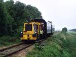 “Sik” 353 der Stichting Stadskanaal Rail (STAR) mit einem Museumszug Stadskanaal-Musselkanaal in Tweede Exlormond am 25-05-2006.