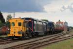 လSikဝ 353 der Stichting Stadskanaal Rail (STAR) mit einem Bauzug auf Bahnhof Stadskanaal am 10-08-2013.