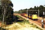 2239, eine Schwestermaschine und eine 600 mit Gterzug 59602 Zwolle-Amersfoort am 20-7-1990.