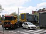 Unsere 662 auf die Tiefladeanhnger in Rotterdam fr die Fahrt nach Endpunkt Drachten am 6-5-2010.