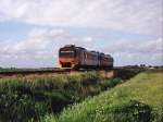 Wadlopers 3108 und 3103 mit einem Regionalzug zwischen Leeuwarden und Sneek bei Wiuwert am 15-05-2006.