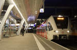 Ein Arriva GTW (Nummer unbekannt) steht abfahrbereit im Bahnhof Arnhem Centraal mit Fahrtziel Winterswijk.