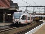 Triebzug von Veolia als  stoptrein  nach M.-Randwijck verlsst den Bahnhof Maastricht.