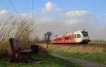 Ein Arriva Spurt Triebwagen fuhr am 18.04.2013 von Leer nach Groningen, hier sdlich von Leer.