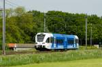 Stadler GTW 2/6 10412 von Arriva  Vechtdallijnen  bei Herfte auf der Fahrt von Emmen nach Zwolle, 2.6.2013.