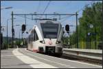 Ein Stadler GTW Triebwagen fährt durch den Keilbahnhof Schin op Geul in Limburg/NL.