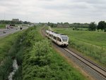 Einen Stadler GTW von Veolia als Zug Roermond Nijmegen zwischen Swalmen und Reuver am 24.Mai 2016