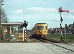 NS 164 fährt am Posten 30 und Einfahrsignal A1/2 vorbei als Zug 7250 von Enschede nach Zutphen.