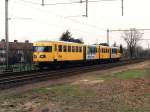 165 mit Regionalzug 6128 Arnhem Velperpoort-Tiel in Elst am 28-2-1995.