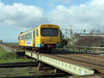 NS 3115 als Zug 8331 (Groningen - Winschoten) auf der Br�cke des Muntendammerdiep in Zuidbroek am 02.03.1990. Scan 7816.