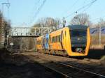 Ein DM90 ist als  Grensland-Express  von Bad Bentheim unterwegs nach Hengelo.
Im Hintergrund die Brcke der ehem. BE-Strecke nach Gronau (Westfalen), die ber einen Bahnbergang fhren.
Die Strecke existiert nur noch bis zum Munitionsdepot Ochtrup-Brechte.
Bad Bentheim, 20.03.2011