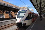 Hier steht ein Stoptrein der Arriva mit einem Dieseltriebzug  des Types Stadler GTW im Bahnhof Groningen, gleich fährt er in Richtung Osten in die Nähe der Deutschen Grenze.
Foto im Sommer 2018 und von SignalGrün [Trainsptt] Fotos bzw. SignalGrün.