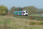 Arriva 370 in RRR-Farben als Zug 30935 von Arnhem Centraal nach Winterswijk passiert das Naturschutzgebiet De Watertap bei Gaanderen am 08.03.2026. Bild 23594.