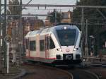 Ein brandneuer GTW verlsst den Bahnhof in Venlo.