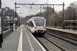 Einen Stadler GTW von Veolia durchfährt Bahnhof Klimmen-Ransdaal als Schnellzug Heerlen-Maastricht am 31.März 2016