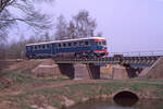 NSM 41 als Sonderzug 37371 (Dieren - Winterswijk) auf der Brücke des Seitenkanals nahe der früheren Haltestelle Warken, östlich Warnsveld, 20.04.1996, 12.43u.