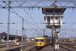 Stellwerk  T  in Maastricht am 23.05.1992. NS 179 hat Ausfahrt als Zug 3737 von Maastricht nach Aachen Hbf. Ganz rechts sieht man den NS 178 an der Tankstelle. Scanbild 5898, Fujichrome100.