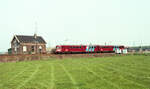 NS 74 als Zug 7254 (Enschede - Apeldoorn) beim Zwischenhalt in Klarenbeek. Links das Bahnwärterhaus. Klarenbeek, 17.04.1980. Scanbild 92001, Kodacolor400.