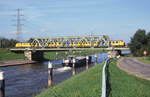 NS 130 als Zug 7233 (Zutphen - Oldenzaal) beim passieren des Twentekanaal bei Eefde am 18.08.2000, 11.40u. Alte Brücke (2005 durch Neubau ersetzt). Scan 8138, Fujichrome100.