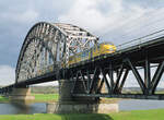 Die Bogenbrücke über den Nederrijn bei Elden am 30.10.1988, mit NS 144 als Zug 6247 von Arnhem nach Roermond.