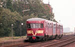 NS 71 als Zug 6150 von Nijmegen nach Tiel im Bahnhof Hemmen-Dodewaard, 24.09.1983.