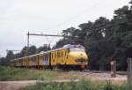 Elektrotriebzug 728 der NS ist am 12.7.1989 als Intercity bei Goersele  nach Zupthen um 17.21 Uhr unterwegs.