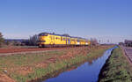 NS 130 als Zug 6144 von Arnhem Velperpoort nach Tiel nahe Kesteren, 27.10.1997. Bild 7558.