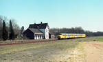 NS 143 als Zug 6246 von Roermond nach Nijmegen am fr�heren Bahnhof Meerlo-Tienraij, 27.03.1981.