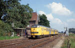 NS 147 als Zug 6152 von Arnhem nach Tiel macht einen Zwischenhalt im sch�nen Bahnhof Hemmen-Dodewaard, am 31.08.2000, scan 8159.