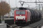 DBC 189 077 zieht ein kurzer Kesselwagenzug durch Blerick am 25 November 2020.