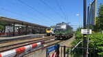 Auf diesem Foto ist eine Lokomotive vom Typ Siemens Vectron MS zu sehen – betrieben von Rail Force One und von ELL geleast Nummer 193 946 –, die im Bahnhof Oss ein Rangier man�ver