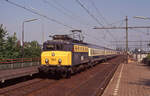 NS 1143 mit Int-207 ( Colonia Expres , Hoek van Holland Haven - Köln Hbf) bei der durchfahrt in Blerick am 04.07.1991, 10.04u. Gleich wird Grenzbahnhof Venlo erreicht sein. Zugbildung aus 4 Wagen der DB und 1 der NS, Typ ICR. Scanbild 5667, Fujichrome100.